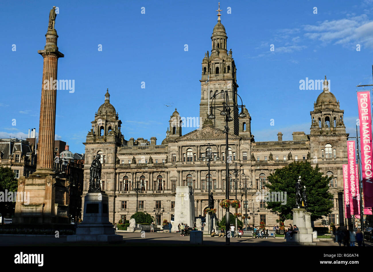 GLASGOW, Schottland, Großbritannien - 07 August 2015: Blick auf den George Square in Glasgow mit dem Glasgow City Chambers, Sitz der Stadtrat Glasgow Stockfoto
