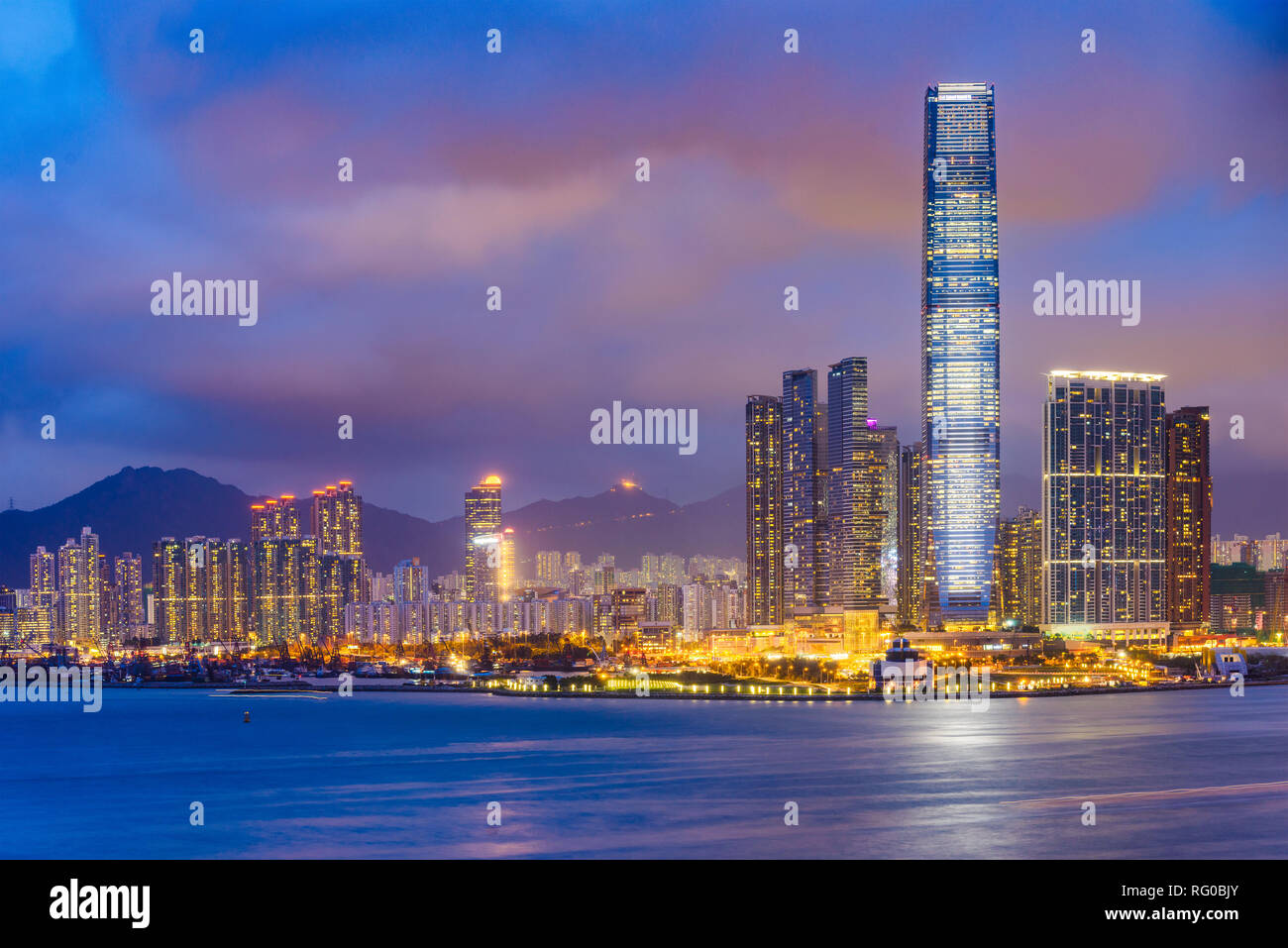 Hongkong Skyline von Kowloon über Victoria Harbour. Stockfoto
