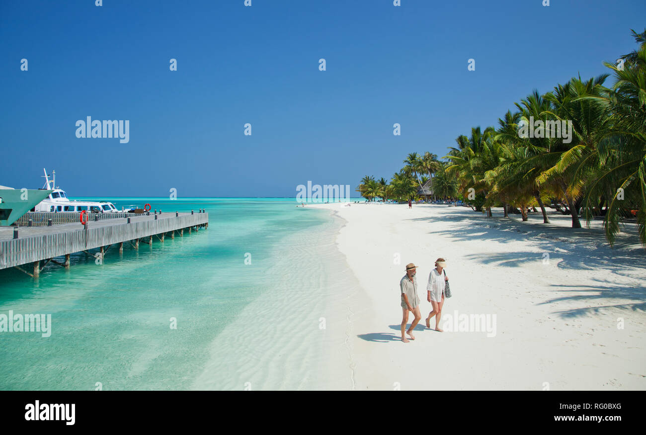 Paar am Strand, Meeru Island, Malediven, Indischer Ozean Stockfoto