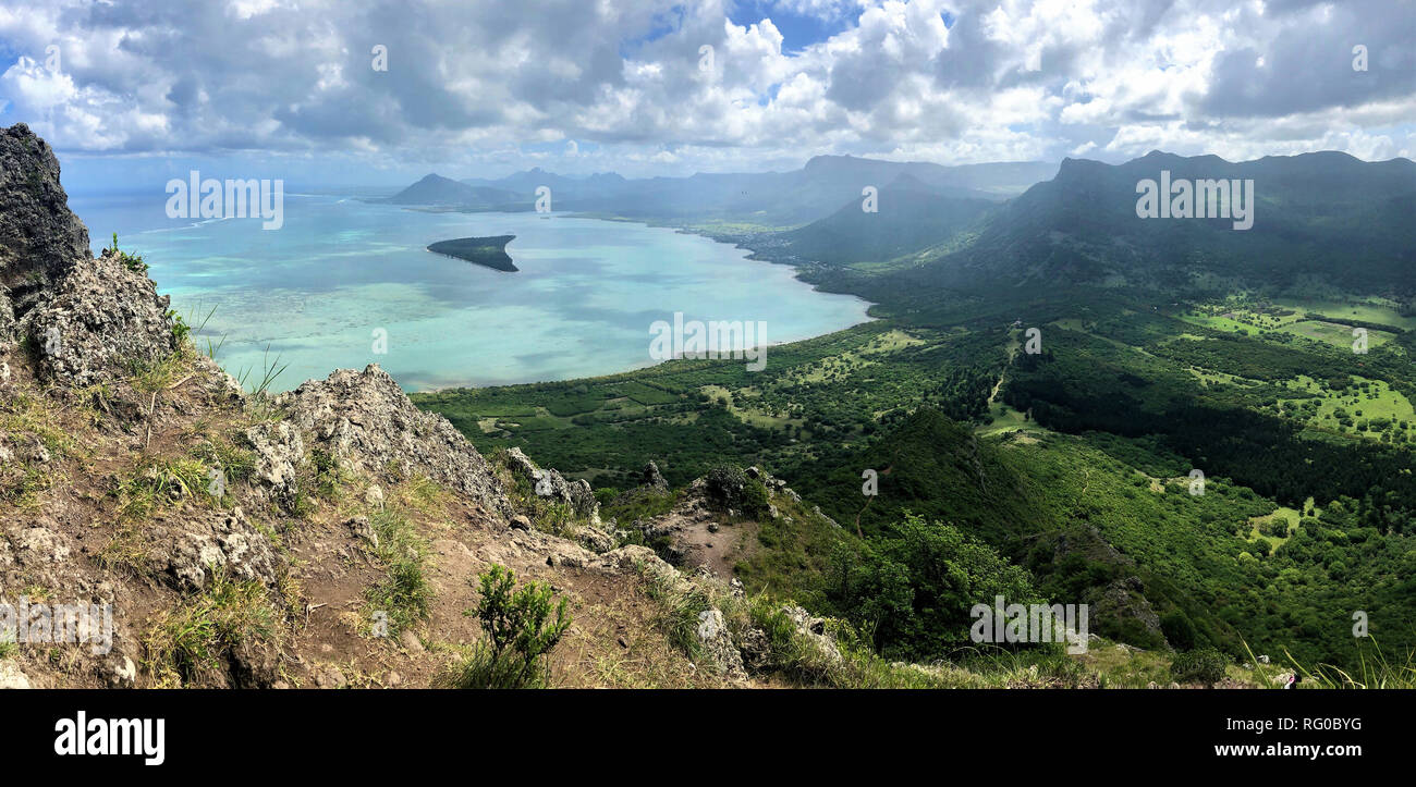 Blick auf die Ile aux benitiers vom Wanderweg auf den Gipfel des Berges Le Morne auf Mauritius Stockfoto