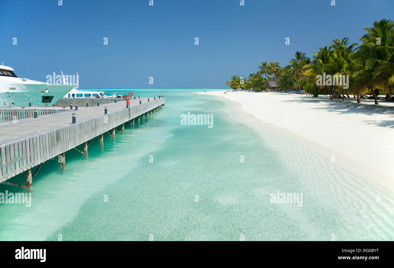 Landung Jetty und weißer Sandstrand, Meeru Island Resort, Malediven, Indischer Ozean, Asien Stockfoto