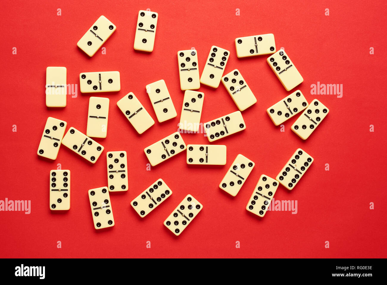 Flach Konzept. Gesellschaftsspiele Publikationen. Domino Stücke auf dem roten Hintergrund mit kopieren. Stockfoto
