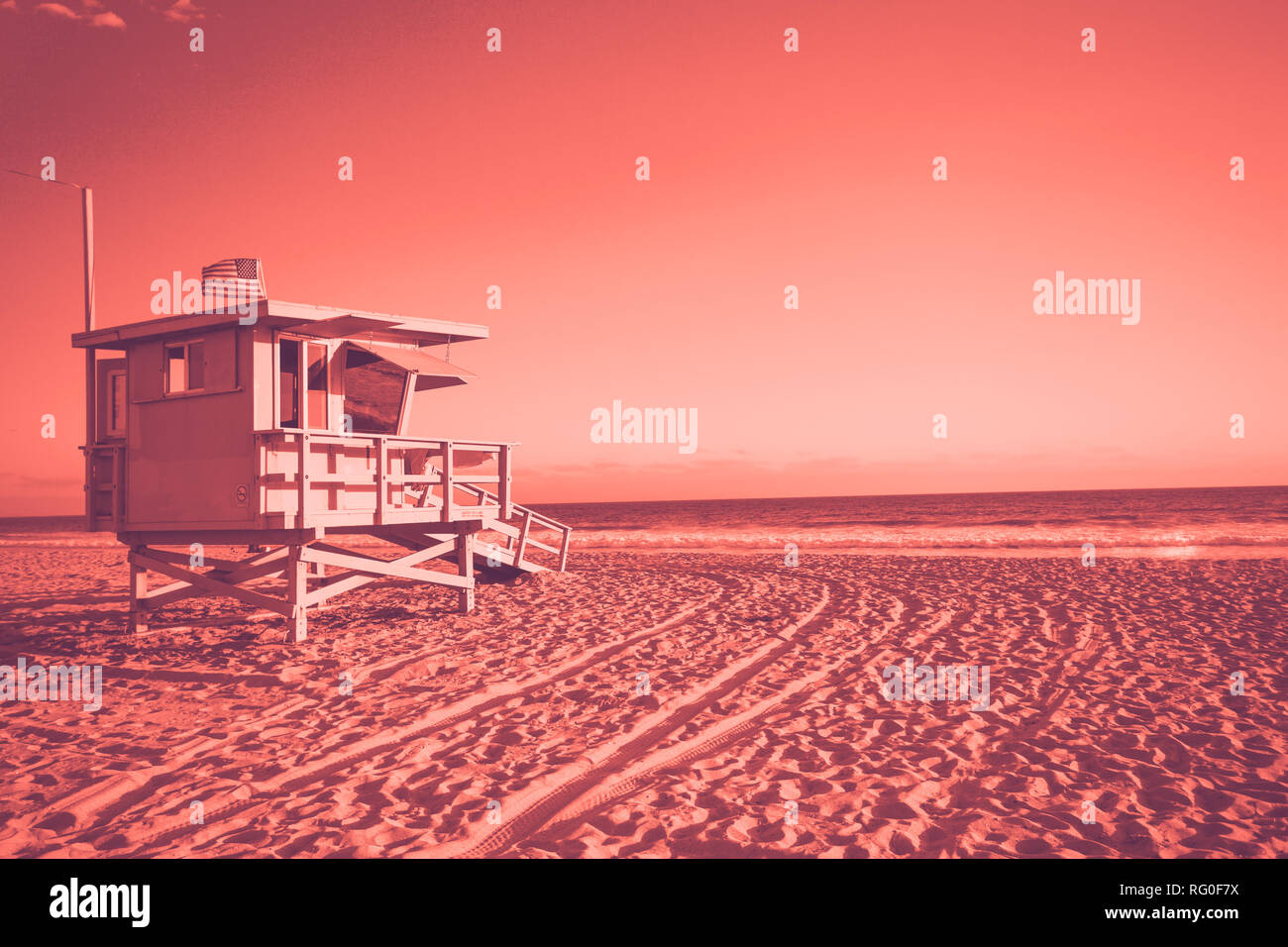 Rettungsschwimmer Kabine am Strand von Santa Monica in Kalifornien am Sonnenuntergang, tined in lebende Korallen, Farbe für das Jahr 2019 Stockfoto