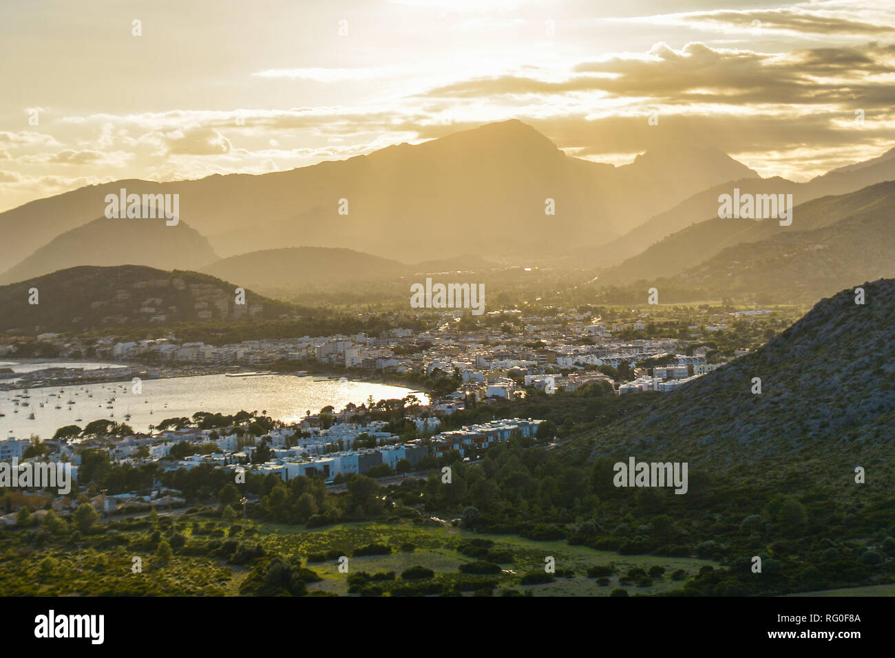 Port de Pollença, einer kleinen Stadt im Norden von Mallorca, Spanien, gelegen an der Bucht von Pollença. Stockfoto