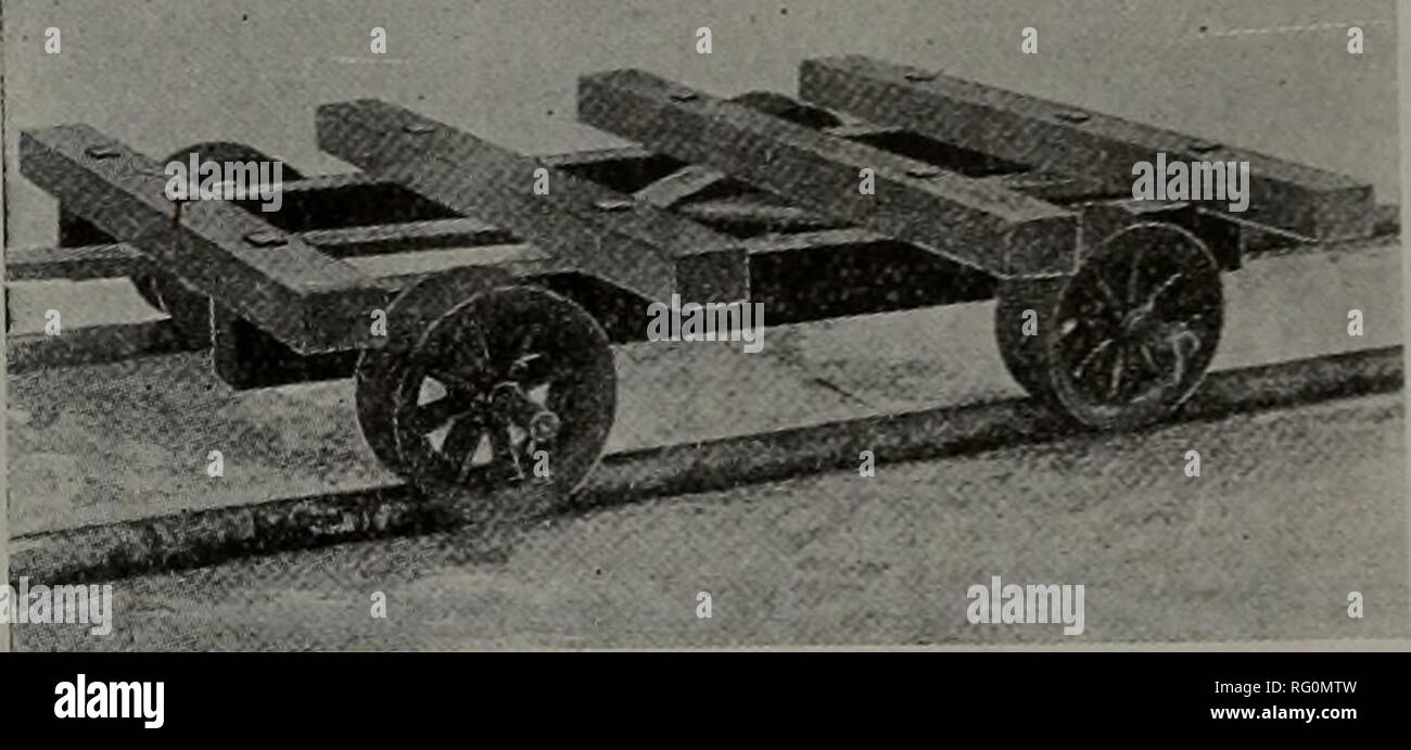 . Kanadische Forstindustrie 1911. Holzschlag; Wälder und Forstwirtschaft; Wald; Wald - zellstoffindustrie; Holz verarbeitenden Industrien. Die Keystone Pole Tram Car. Pol Tram Car Unentbehrlich für jedes Sägewerk auf Pole läuft von 6 bis io Zoll im Durchmesser, und die Räder sind konkav. Diese Methode der Vermittlung von Stammholz, Industrieholz, oder Kohle ist zweifellos die beste und die billigste, die jobber und Mühle - Männer verwenden können. Es kann zu den großen Vorteil auf Niedrig und sumpfigen Boden verwendet werden. Wir würden uns freuen, von Pelz - fertigstellungsanzeige sie mit weiteren Angaben. Rothfuss-Howard Iron Works Williamsport, Pennsylvania Stockfoto