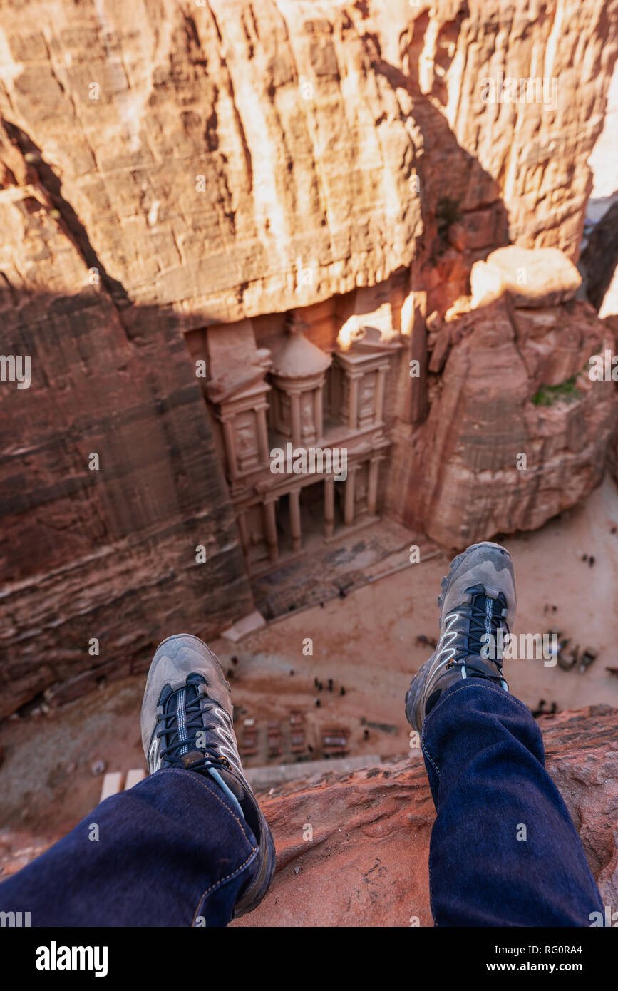 Ein Mann, der an Petra, Jordanien. Touristische Attraktion und Reiseziel in Jordanien, Naher Osten Stockfoto