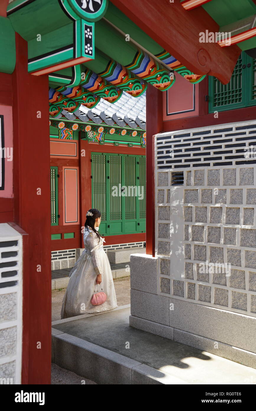 Allein Dame in traditionellen hanbok Kostüm zu Fuß durch die Gebäude in Gyeongbokgung Palast, die Königliche Palast der Joseon Dynastie Stockfoto