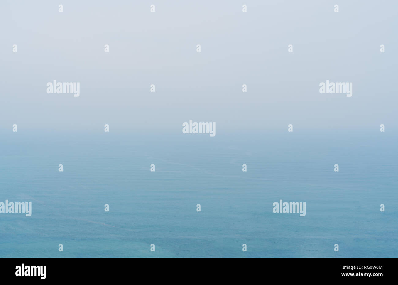 Blaues Meer mit Nebel und Wolken am Himmel, ein Geheimnis, das Umfeld über Meer Stockfoto