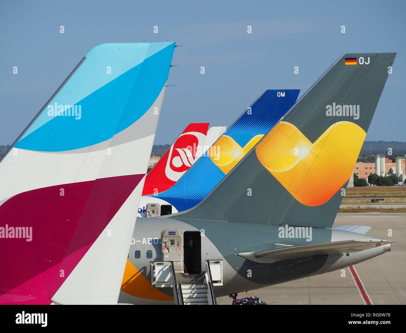 Gruppe der vertikale Stabilisatoren verschiedener Airlines Stockfoto