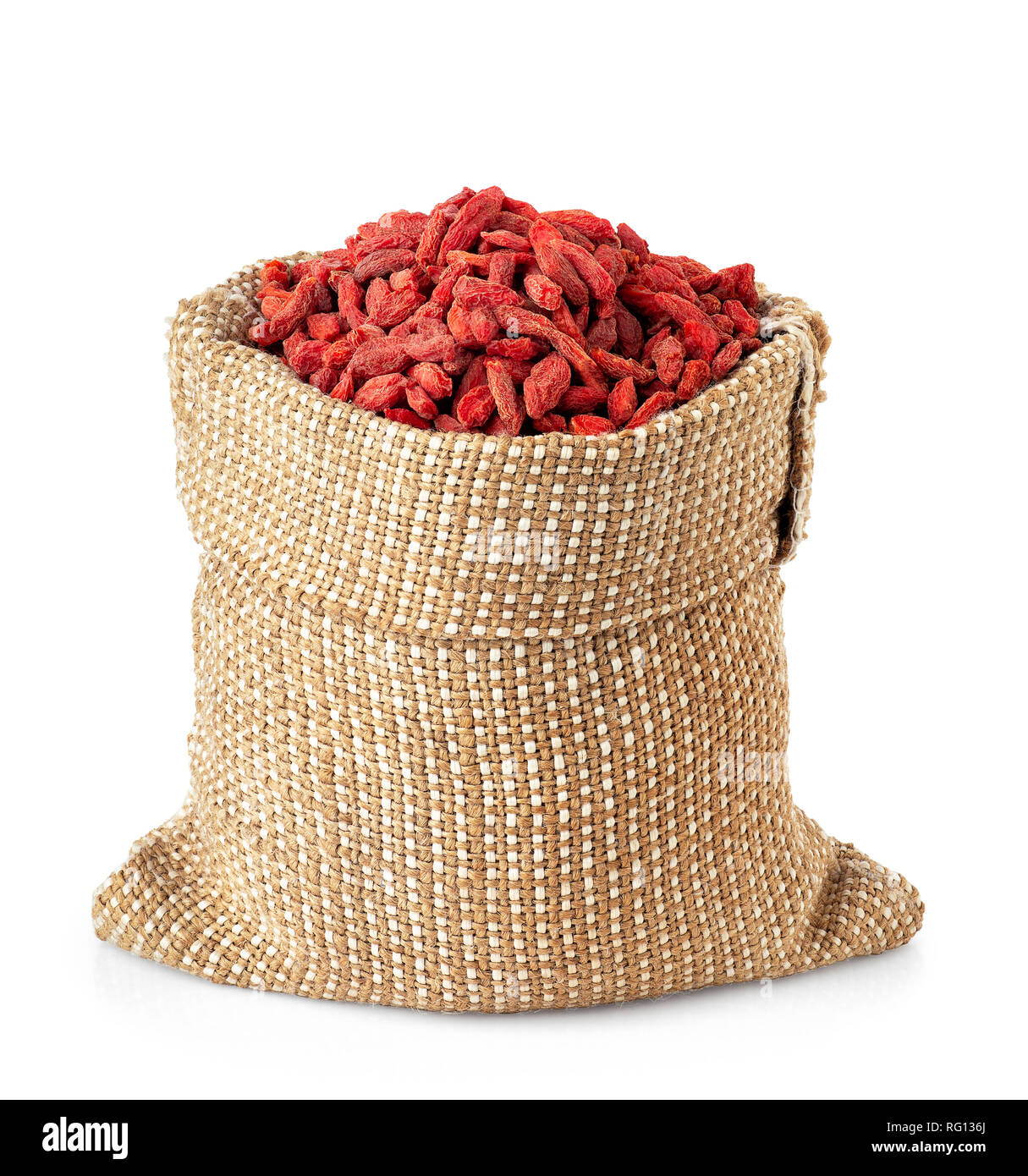 Getrocknete Goji Beeren im Sack auf weißem Hintergrund Stockfoto