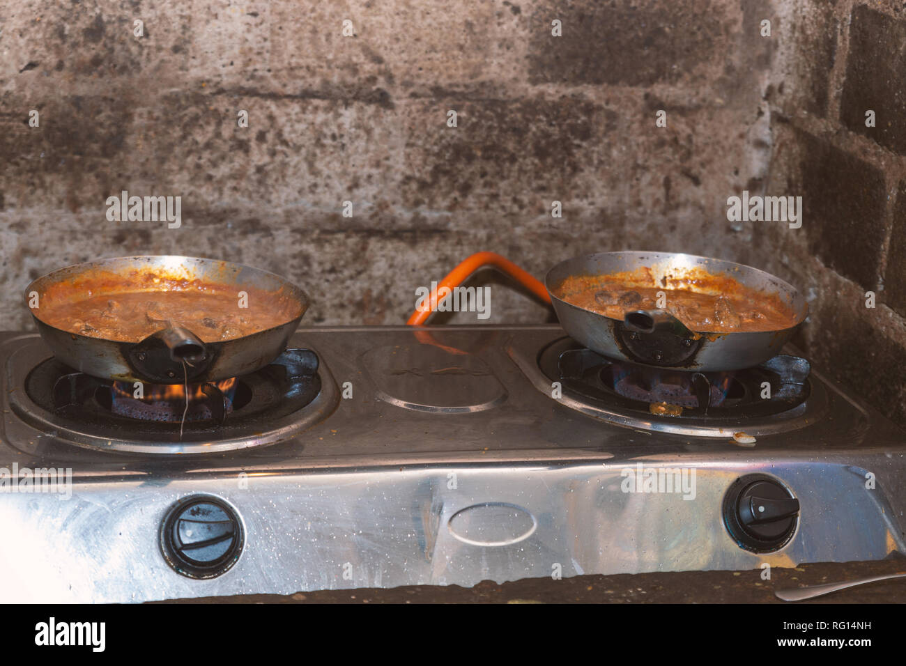 Das Kochen der traditionellen afrikanischen Gerichte im Restaurant in Südafrika Stockfoto