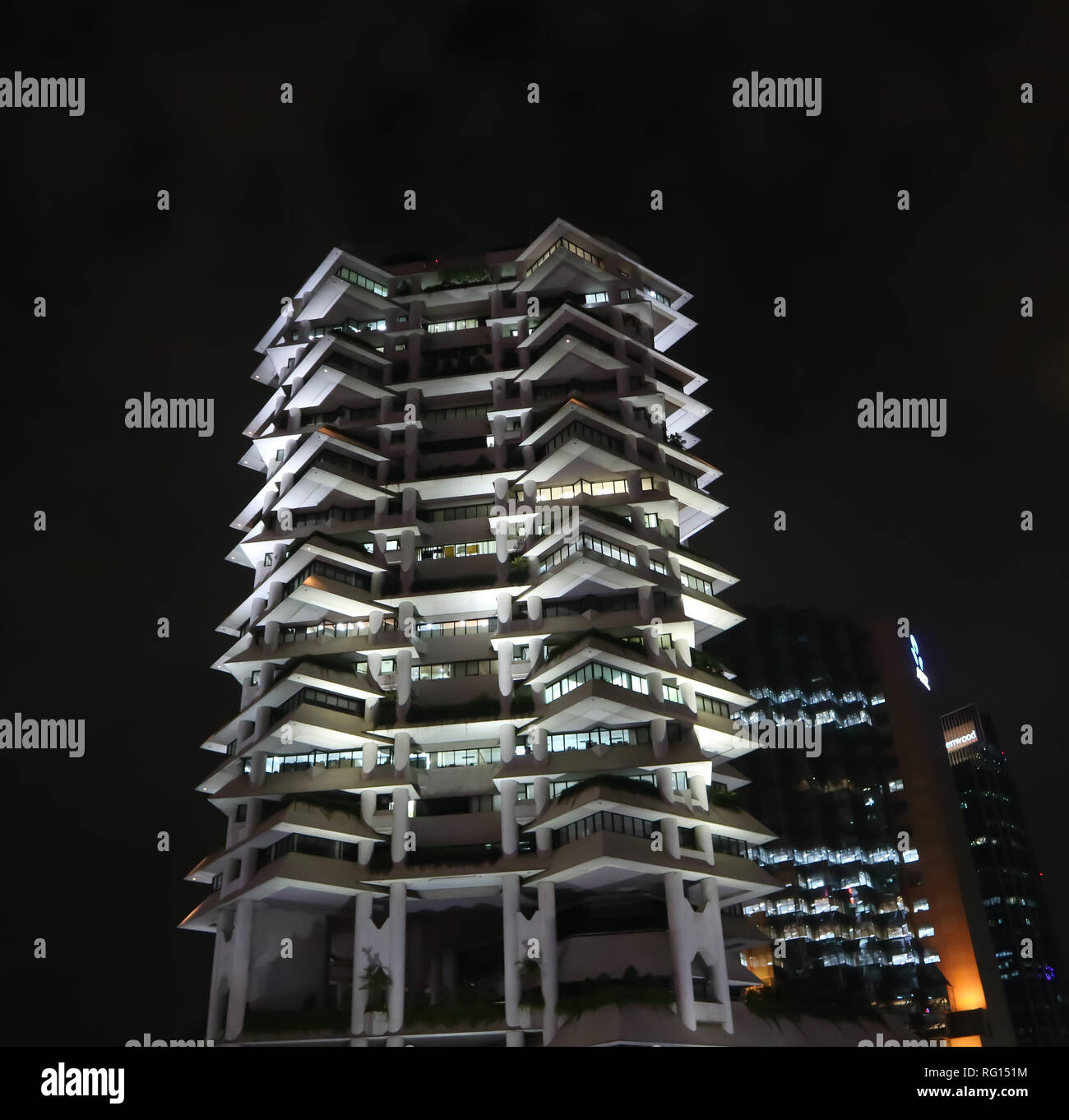 Intiland Turm in Jakarta bei Nacht Stockfoto