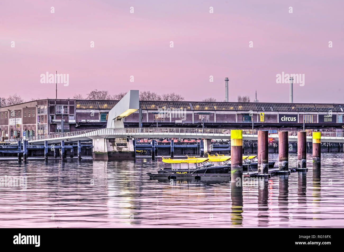 Rotterdam, Niederlande, 18. Januar 2019: angelegte Wassertaxis Rijnhaven Brücke und Fenix Lager mit Lebensmitteln Fabrik- und Zirkusschule bei Sonnenaufgang Stockfoto