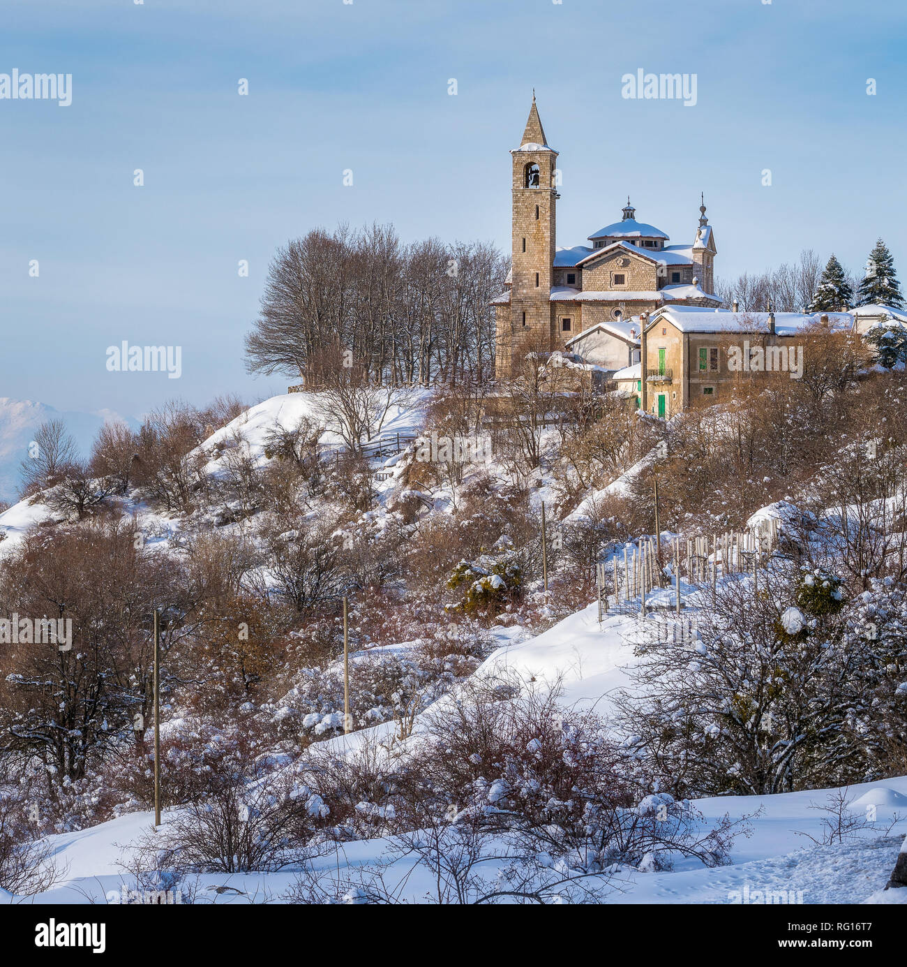 Panoramische Sicht des kleinen Dorfes von Gioia Vecchio im Winter, in der Nähe von Pescasseroli, Abruzzen Nationalpark. Italien. Stockfoto