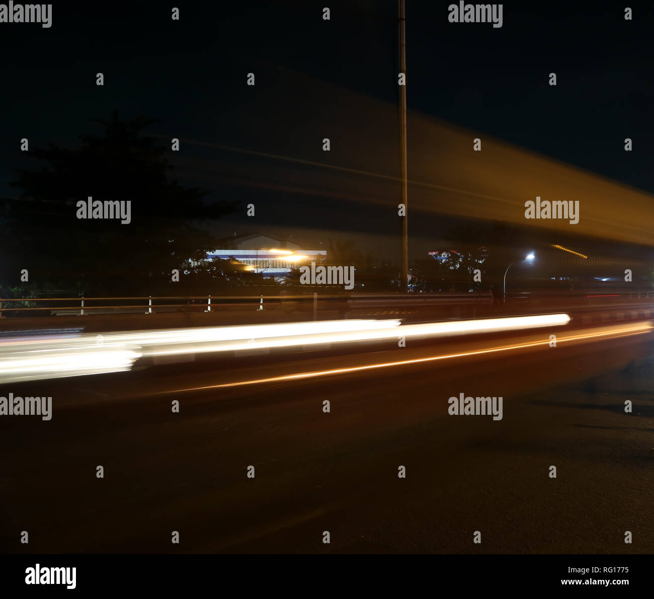 Verschlusszeit (lange Belichtung) schoß auf die Brücke Stockfoto