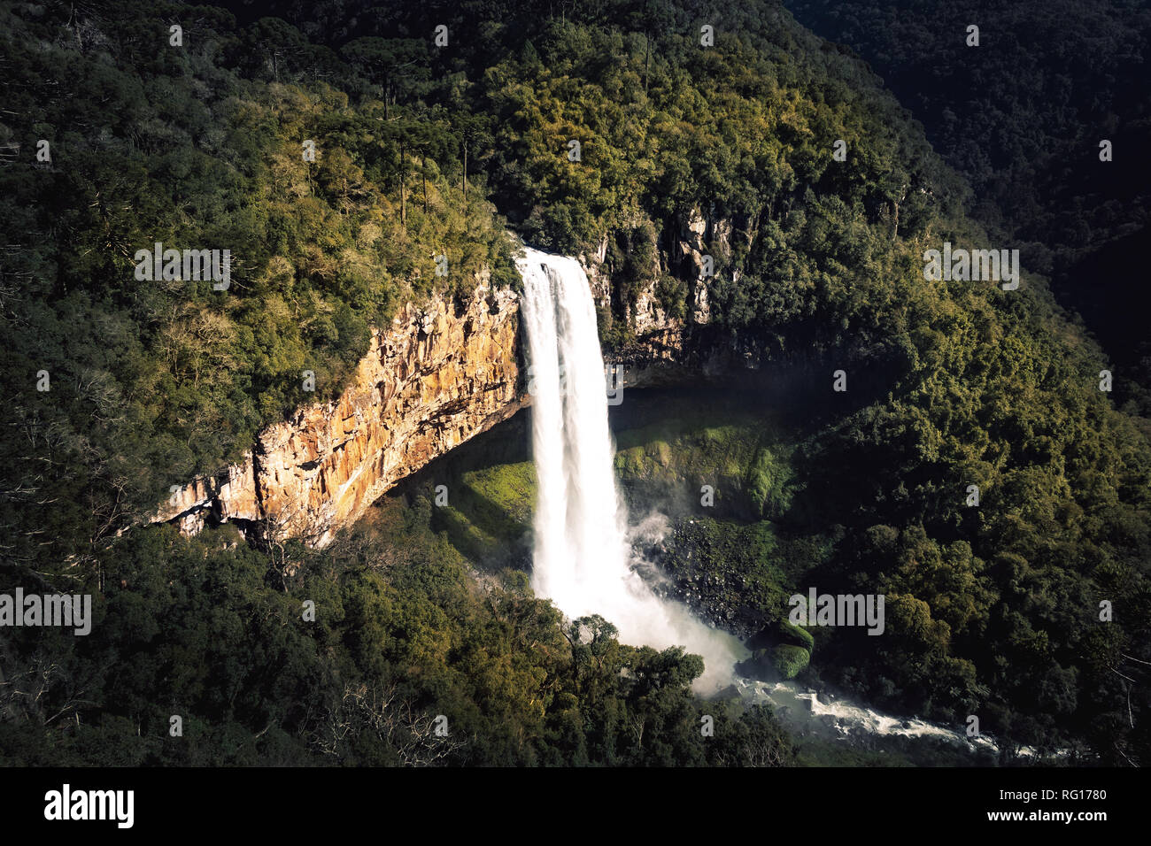 Luftaufnahme von Caracol Wasserfall - Canela, Rio Grande do Sul, Brasilien Stockfoto