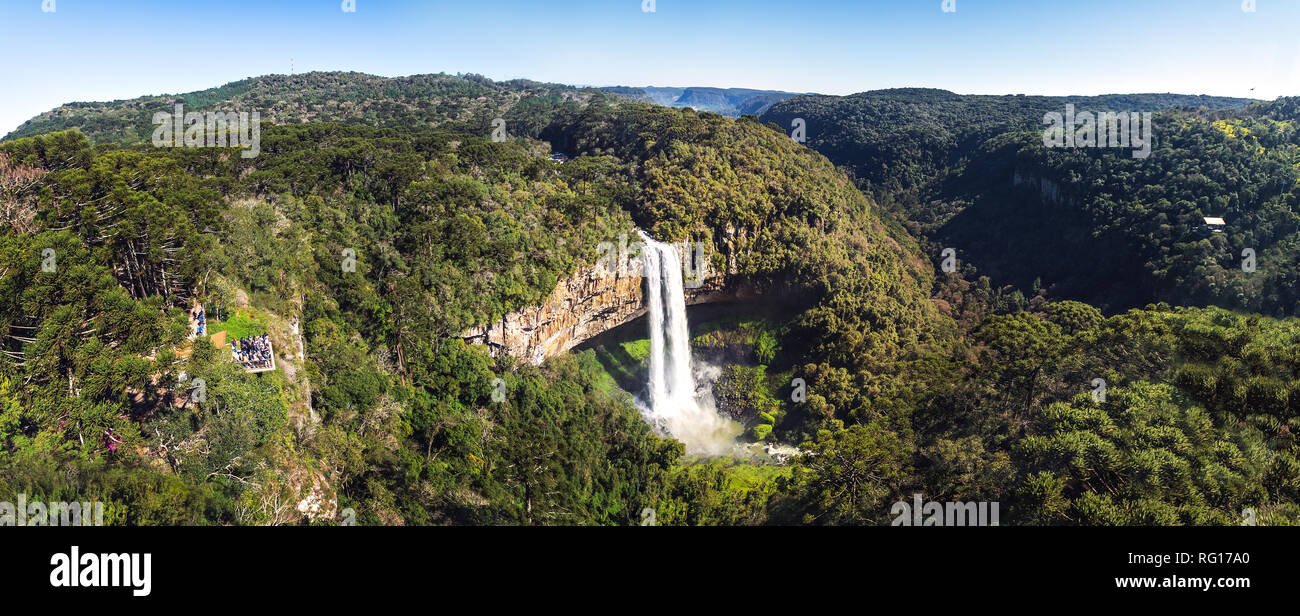 Panoramablick auf das Luftbild von Caracol Wasserfall - Canela, Rio Grande do Sul, Brasilien Stockfoto