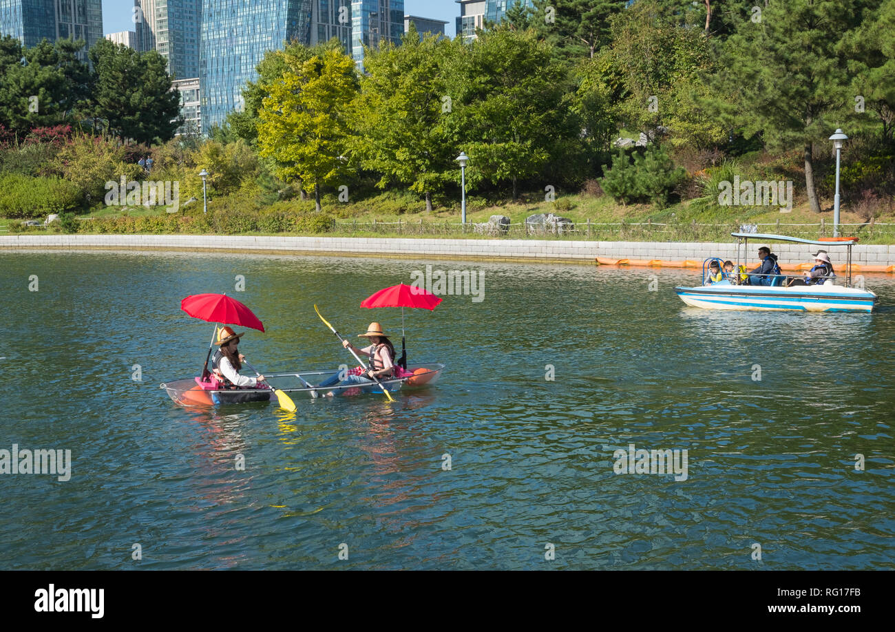 Personen Vermietung von Kanus, Boote auf Songdo Central Park, Songdo-dong, Incheon, Südkorea Stockfoto