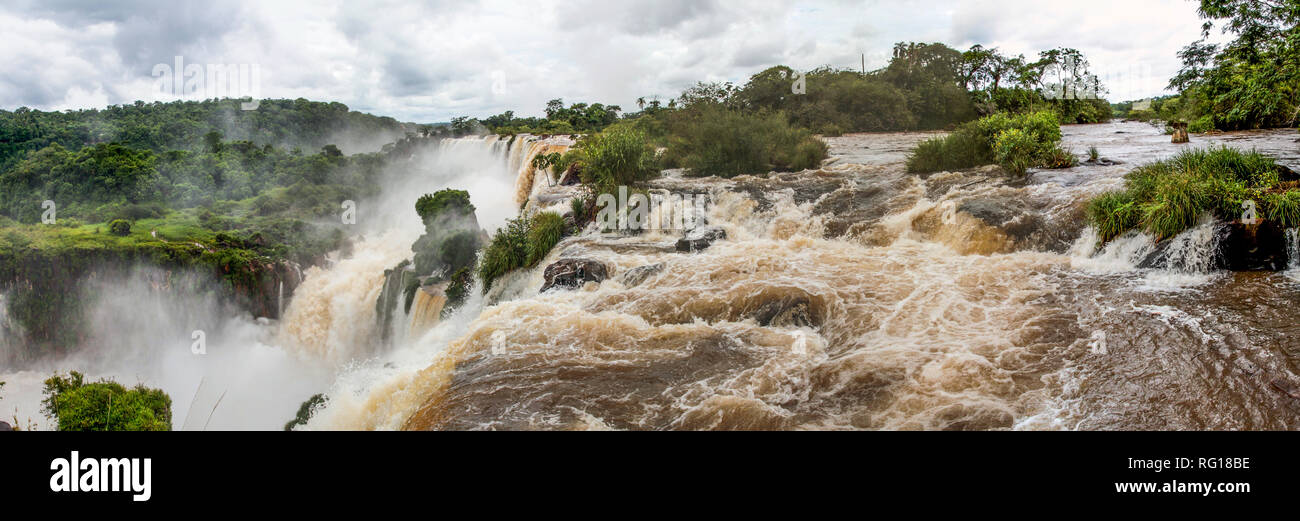 Dramatischen Blick auf die Iguazu Wasserfälle an der Grenze zwischen Brasilien, Argentinien und Paraguay Stockfoto