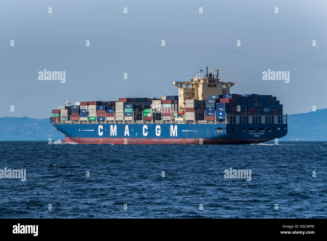 Enorme cargo Schiff voller Container, die durch die Santa Barbara Channel vor der Küste von Ventura, Kalifornien, USA, am 26. Januar 201 Stockfoto