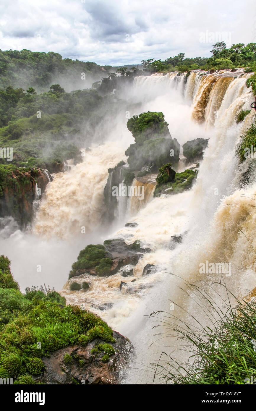 Dramatischen Blick auf die Iguazu Wasserfälle an der Grenze zwischen Brasilien, Argentinien und Paraguay Stockfoto