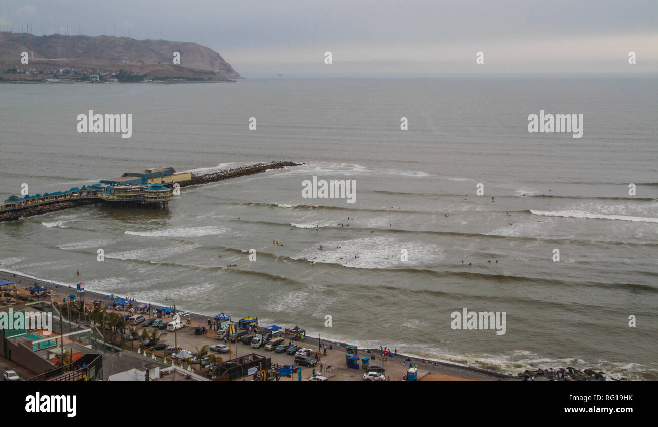 Strand und Ufer im Stadtteil Miraflores in Lima, der Hauptstadt Perus, an einem bewölkten Tag Stockfoto