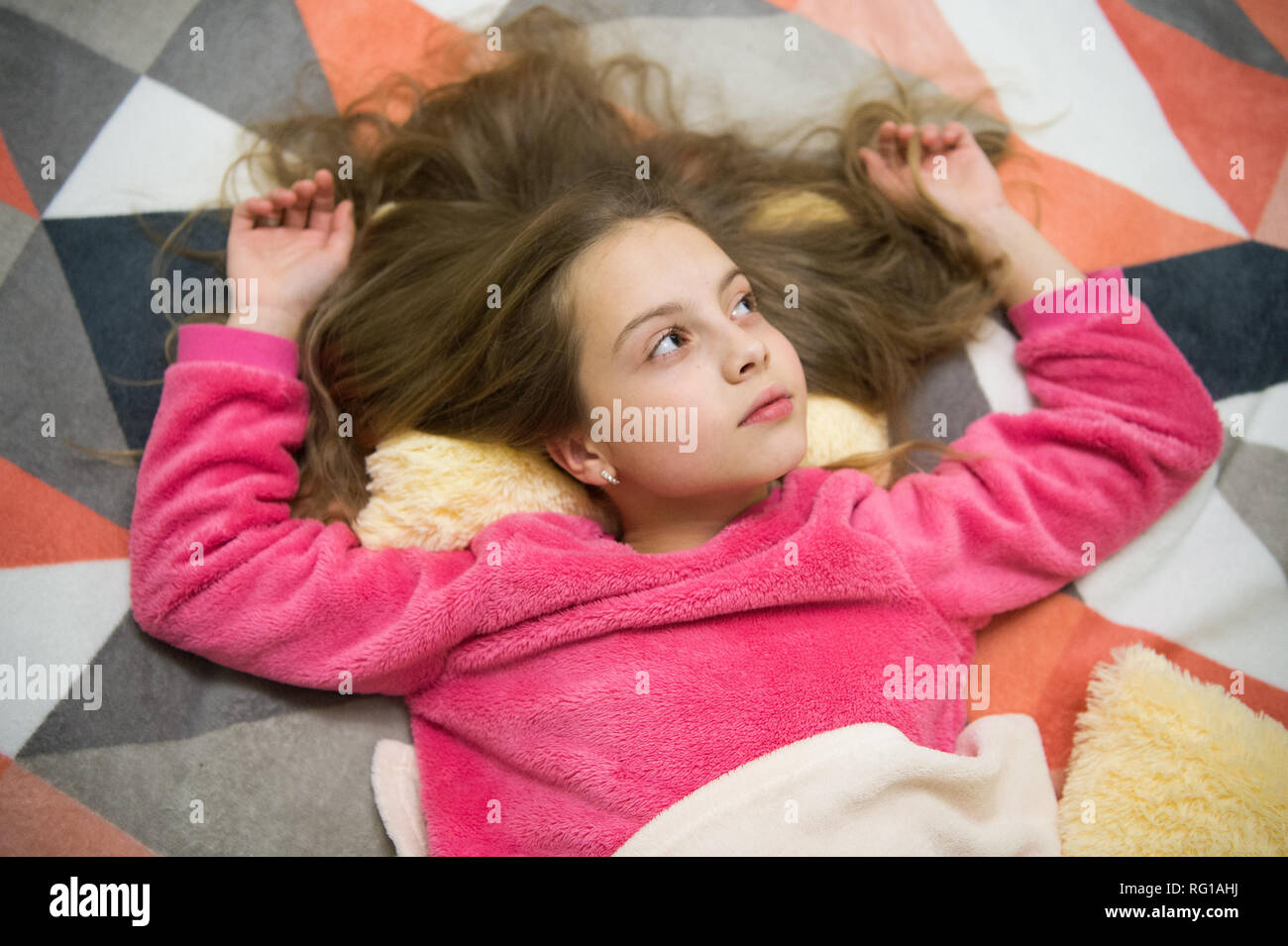 Madchen Wenig Kind Zu Hause Entspannen Entspannung Am Abend Vor