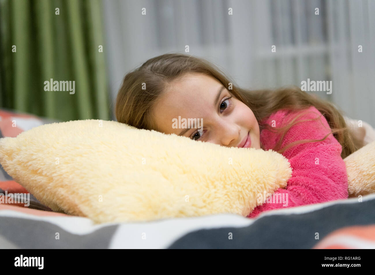 Kinderbetreuung Konzept Angenehme Entspannung Psychische Gesundheit Und Positivitat Kostenlose Gefuhrte Meditation Und Entspannung Skripte Fur Kinder Madchen Wenig Kind Zu Hause Entspannen Entspannung Am Abend Vor Dem Schlafen Stockfotografie Alamy