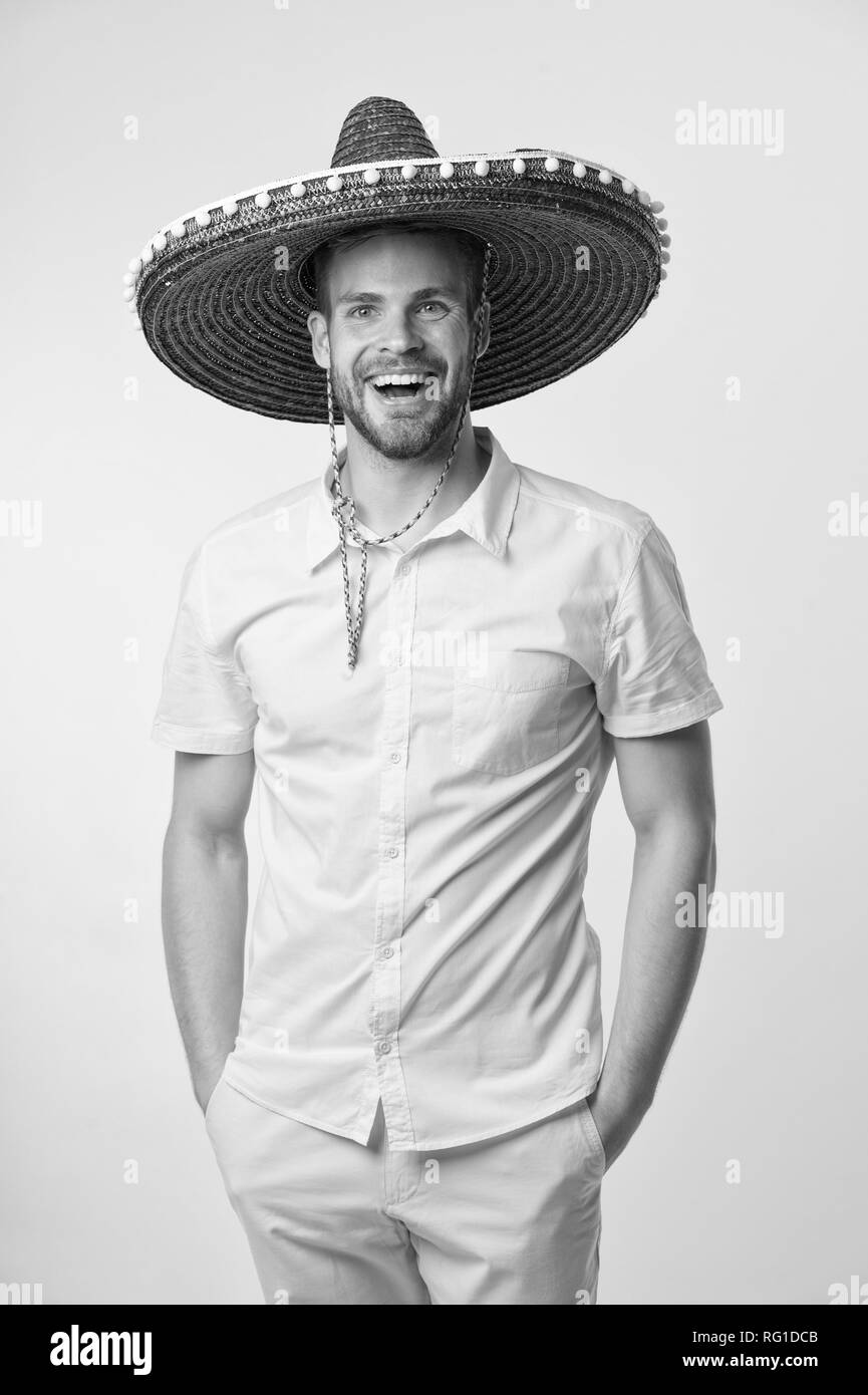 Mexikanische Feiertag Konzept. Mann fröhliches Gesicht festliche Stimmung in sombrero Hut gelben Hintergrund posiert. Kerl mit Borsten sieht in festlicher Sombrero. Mann feiern mexikanischen nationalen traditionellen Urlaub. Stockfoto