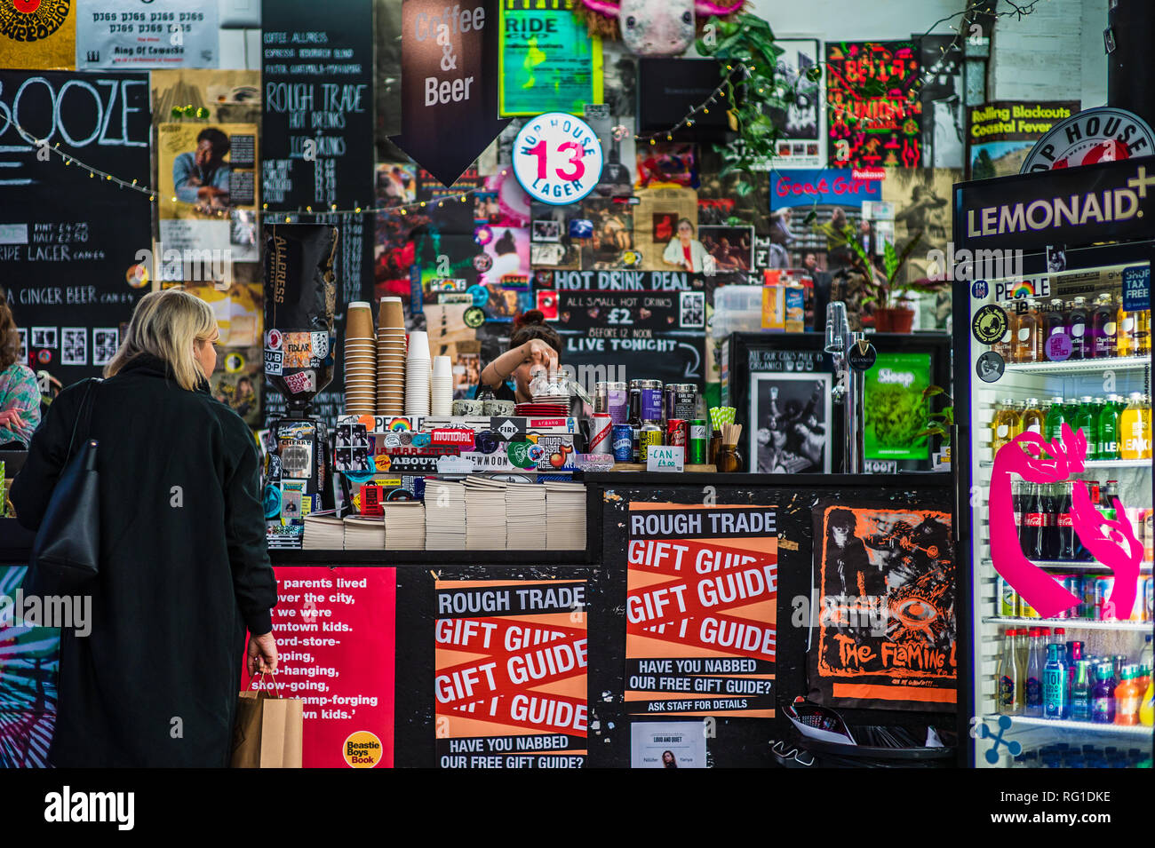 Rough Trade East Record Shop und Café - Das Café am Rough Trade East Record store aus Brick Lane im Londoner Stadtteil Shoreditch Bereich Stockfoto