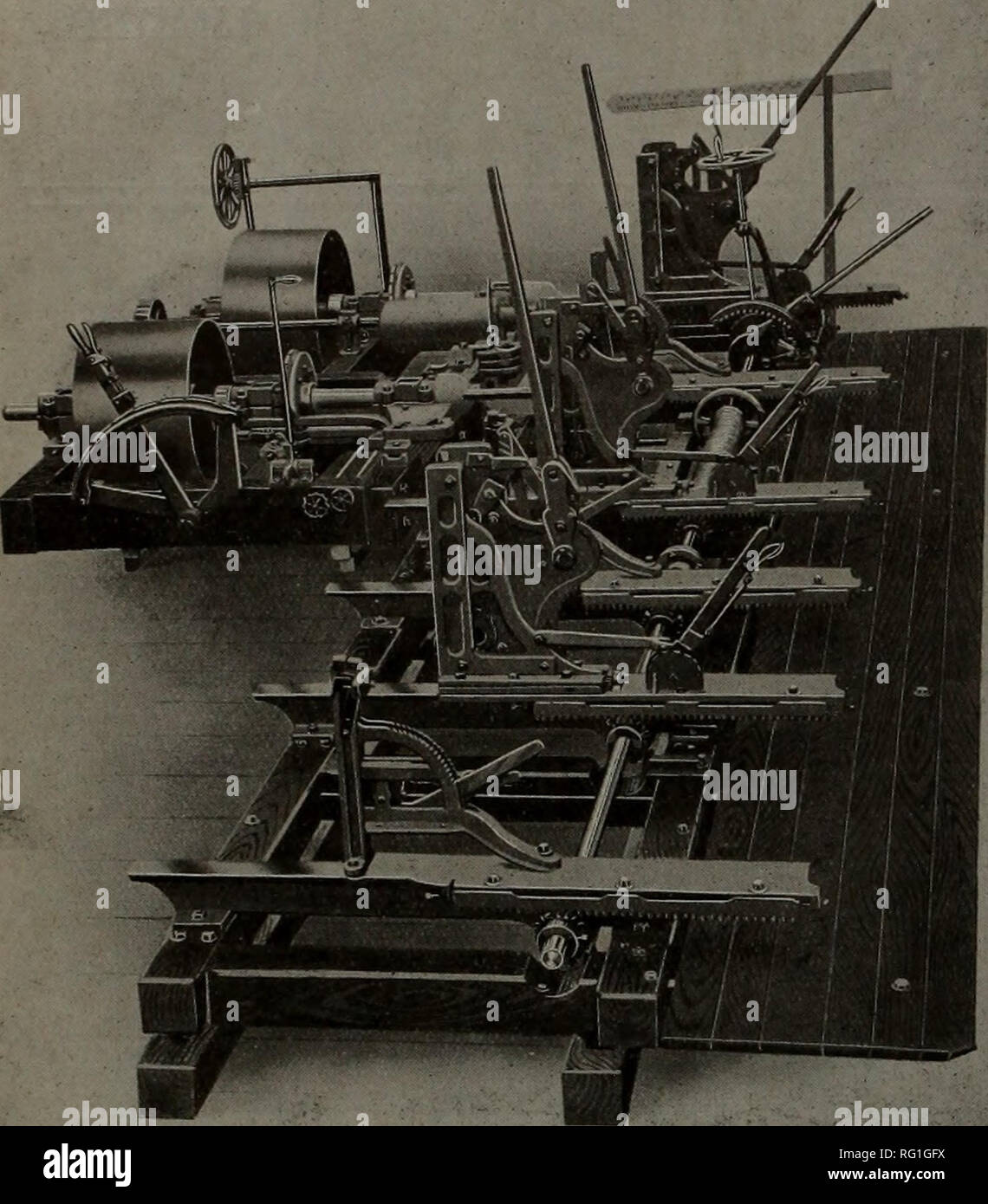 . Kanadische Forstindustrie 1911. Holzschlag; Wälder und Forstwirtschaft; Wald; Wald - zellstoffindustrie; Holz verarbeitenden Industrien. 8 o CANADA LUMBERMAN UND WOODWORKER Oxford Gießerei & Amp; Machine Co., Ltd.. Oxford, Nova Scotia Hersteller aller Arten von Saw Mill Maschinen Killam Patent Doppel Saw-Bed, mit schweren Rahmen Beförderung arrauged für Dogger und Setter auf Schlitten zu fahren. Dieses Foto zeigt die Doppel - Bett ohne Sägen. Die vordere Säge werden von 0 bis 6 Zoll bewegen, und auch der Ausgang der Männer um mindestens 50 Prozent. Schreiben für Angebote. Bitte beachten Sie, dass diese Bilder sind extracte Stockfoto