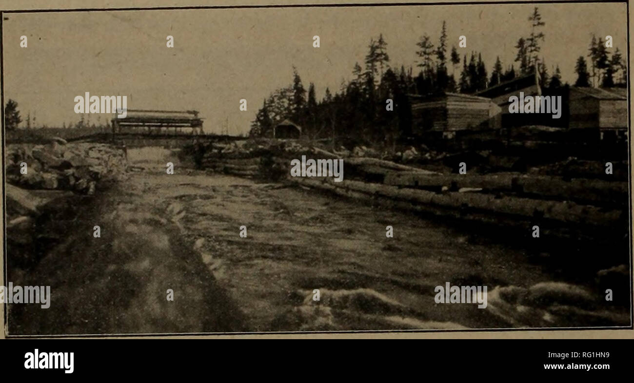 . Kanadische Forstindustrie 1905-1906. Holzschlag; Wälder und Forstwirtschaft; Wald; Wald - zellstoffindustrie; Holz verarbeitenden Industrien. 4 DIE KANADA LUMBERMAN Mai 1905 Entleerung in den Ottawa River bei sieben Liga See ist der Jocko Fluss, und während nur ein kleiner Nebenfluss des mächtigen Ottawa, noch für die Stromschnellen, Rutschen und Rauheit im Allgemeinen, im Verhältnis zu seiner Größe, es führt alle anderen Streams. Es galt als unmöglich, Protokolle oder Holz, und in der Tat einige Unternehmen auswertsysteme auf sie verpflichtet waren, ihre Holz einen Abstand von ungefähr 20 Meilen zu den Ottawa River zu schleppen, aber Fraser &Amp; Stockfoto