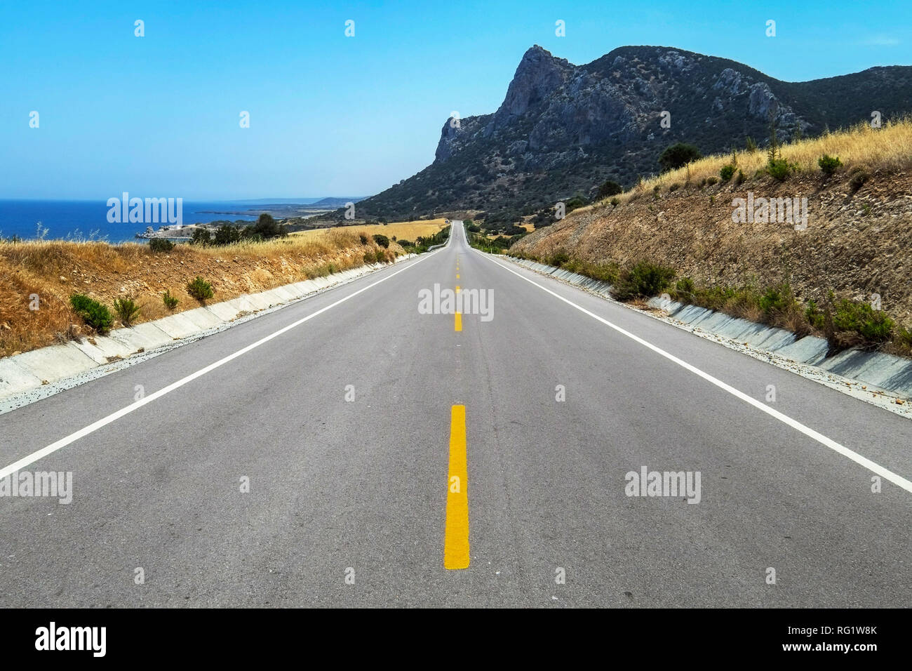 Die Hauptstraße nach Osten von Kyrenia auf die kapas Halbinsel, Nordzypern. Stockfoto