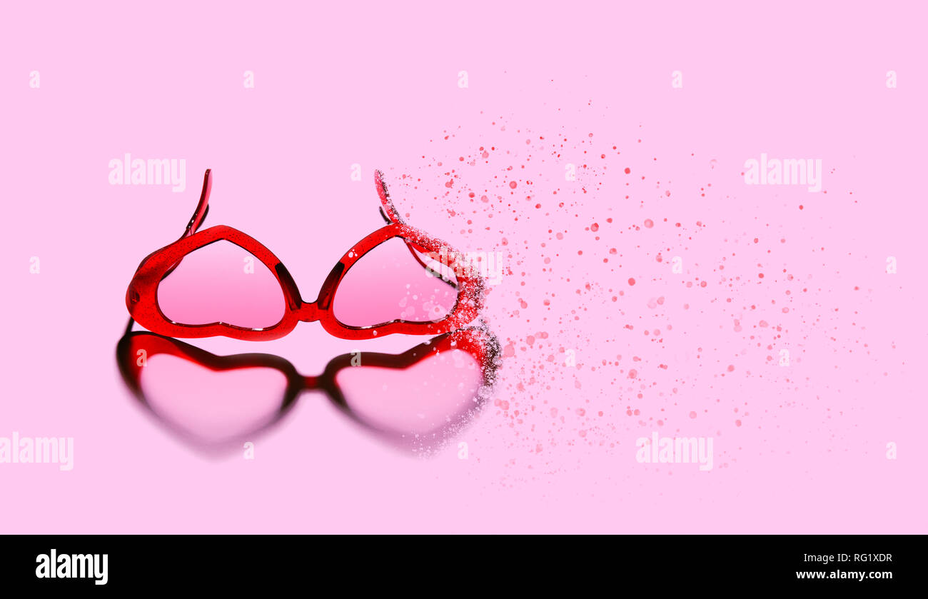 Ein Paar rote herzförmige Sonnenbrille. Stockfoto