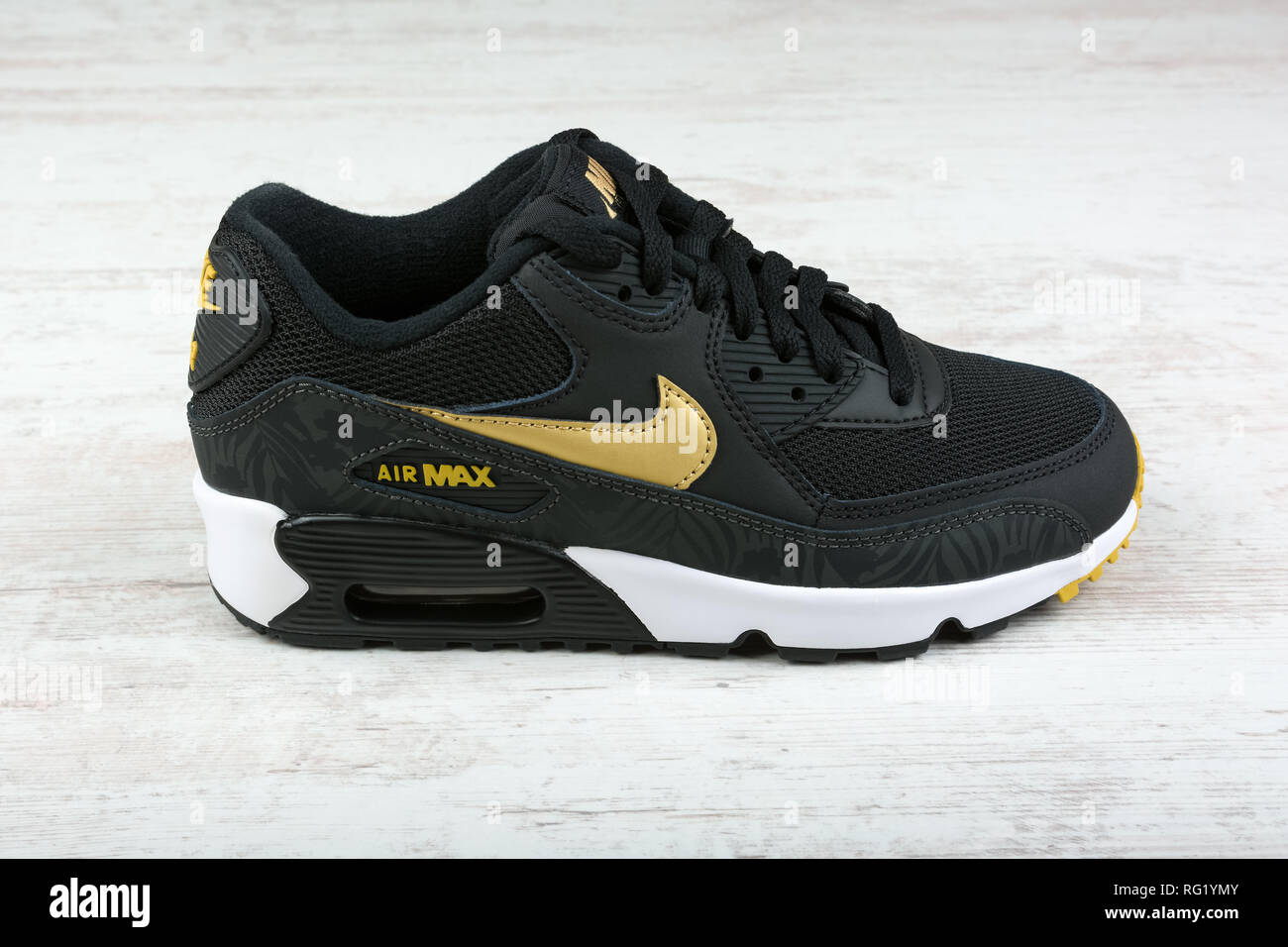 BURGAS, Bulgarien - 29. Dezember 2016: Nike Air max Frauen Schuhe -  Sneakers in Schwarz, Weiß, Holz- Hintergrund. Nike ist eine globale Sport  Kleidung und Stockfotografie - Alamy