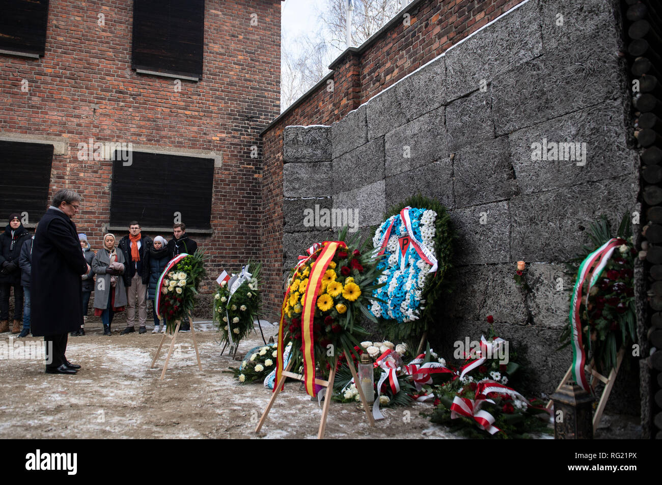 Oswiecim, Polen. 27 Jan, 2019. Armin Laschet (CDU), Ministerpräsident von Nordrhein-Westfalen, Besuche der ehemaligen deutschen Konzentrationslager Auschwitz anlässlich des Internationalen Holocaust-Gedenktag und steht vor einem Denkmal Kranz, dass junge Menschen von seiner Delegation hatte zuvor errichtet. Laschet wird von christlichen, jüdischen und muslimischen Jugendlichen aus NRW, die die Gedenkstätte gleichzeitig auf Einladung der Union Progressiver Juden Besuch begleitet werden. Quelle: Bernd Thissen/dpa/Alamy leben Nachrichten Stockfoto