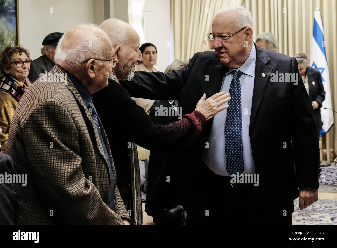 Jerusalem, Israel. 27. Januar, 2019. Der israelische Präsident REUVEN RIVLIN begrüßt die Gäste, als er Gastgeber der Aktion Sühnezeichen Friedensdienste (Aktion Sühnezeichen Friedensdienste) an der Residenz des Präsidenten, der Holocaust Überlebenden und ASF-Freiwilligen sowie der deutsche Botschafter in Israel, Dr. Susanne Wasum Rainer zum Internationalen Holocaust Gedenktag. nd mit Überlebenden des Holocaust in Israel. Credit: Nir Alon/Alamy leben Nachrichten Stockfoto