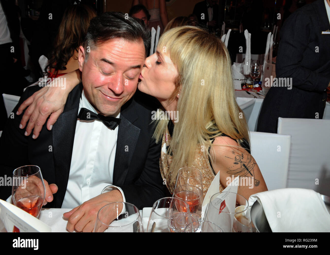 26. Januar 2019, Bayern, München: ein Paar der Schauspieler Jan Josef Liefers und Anna Loos feiern den 46. Deutschen Filmball im Bayerischen Hof. Foto: Ursula Düren/dpa Stockfoto