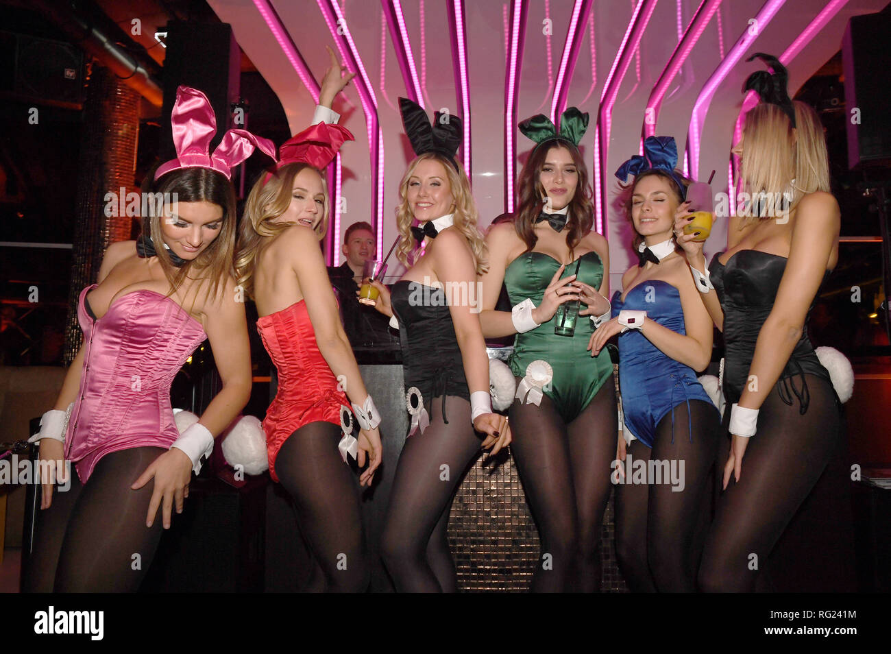 26 Januar 2019, Österreich, Kitzbühel: Die Spielkameraden Verena Stangl (L-R), Annetta Negare Patrizia Dinkel, Nina Zwick, Olivia Peltzer und Stephanie Lindner Tanz an der Playboy Afterrace Party im Kitz einzigartige Eventlocation & Kitz Galleria. Zahlreiche Schönheiten aus der Zeitschrift Playboy bis tief in die Nacht getanzt. Foto: Felix Hörhager/dpa Stockfoto