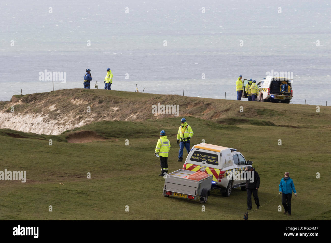 Beachy Head Eastbourne, East Sussex, UK. 27. Januar 2019. Ein Hubschrauber der Küstenwache unterstützt durch die lokale Küstenwache und der rnli Rettungsboote macht eine umfangreiche Suche nach den Berichten von zwei Objekten im Meer auf der Basis dieser hohen Kreidefelsen gesehen. Sussex Polizei bestätigte später, dass ein Körper von der Basis der Felsen geborgen worden war und der Untersuchungsrichter ist der Umgang mit dem Vorfall. Credit: Newspics UK Süd/Alamy leben Nachrichten Stockfoto