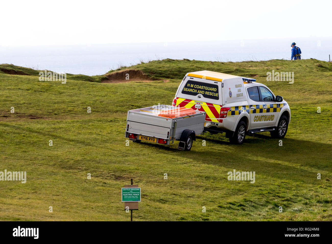 Beachy Head Eastbourne, East Sussex, UK. 27. Januar 2019. Ein Hubschrauber der Küstenwache unterstützt durch die lokale Küstenwache und der rnli Rettungsboote macht eine umfangreiche Suche nach den Berichten von zwei Objekten im Meer auf der Basis dieser hohen Kreidefelsen gesehen. Sussex Polizei bestätigte später, dass ein Körper von der Basis der Felsen geborgen worden war und der Untersuchungsrichter ist der Umgang mit dem Vorfall. Credit: Newspics UK Süd/Alamy leben Nachrichten Stockfoto