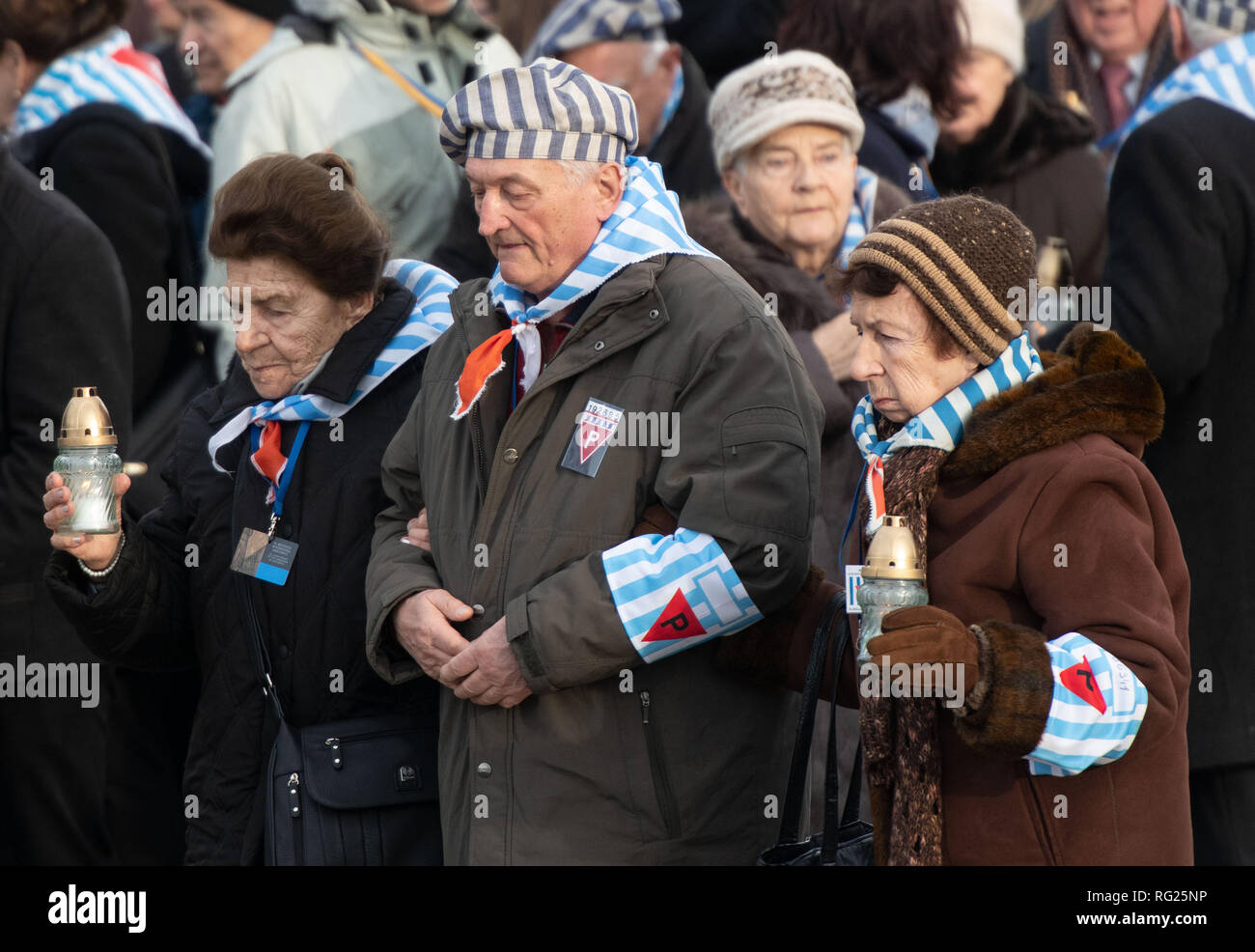 Oswiecim, Polen. 27 Jan, 2019. Überlebende des Holocaust und ihre Angehörigen tragen Kerzen Gedenktafeln in der Gedenkstätte im ehemaligen Deutschen KZ Auschwitz-Birkenau während der Internationalen Holocaust-Gedenktag Zeremonie. Quelle: Bernd Thissen/dpa/Alamy leben Nachrichten Stockfoto