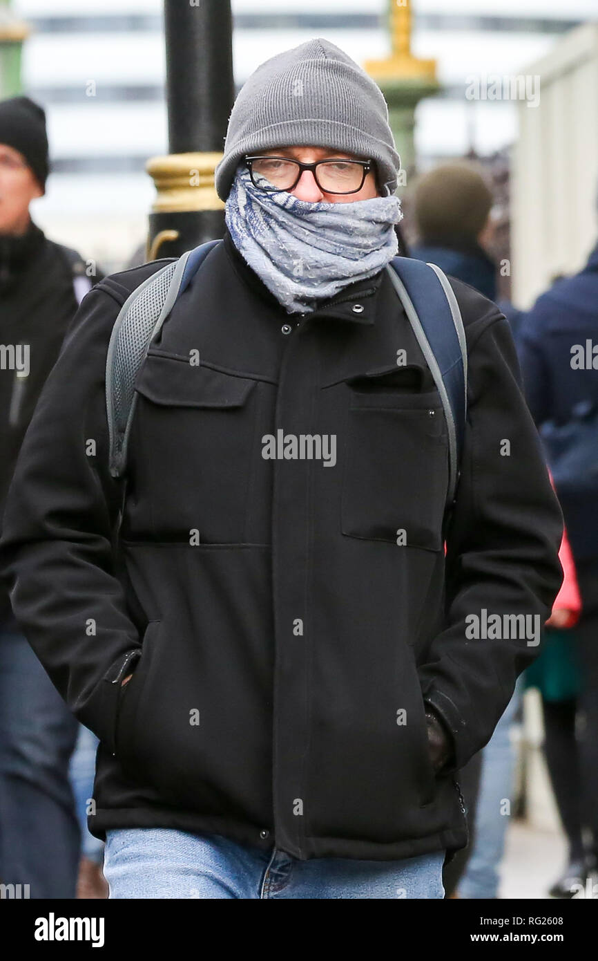 Westminster. London, UK, 27. Jan 2019 - ein Mann ist eingehüllt warm auf kalt und Breeze Tag in der Hauptstadt. Nach dem Met Office Schnee ist für London über Dienstag und in Mittwoch Prognose als Kälteeinbruch zu Griff Großbritannien weiter. Credit: Dinendra Haria/Alamy leben Nachrichten Stockfoto