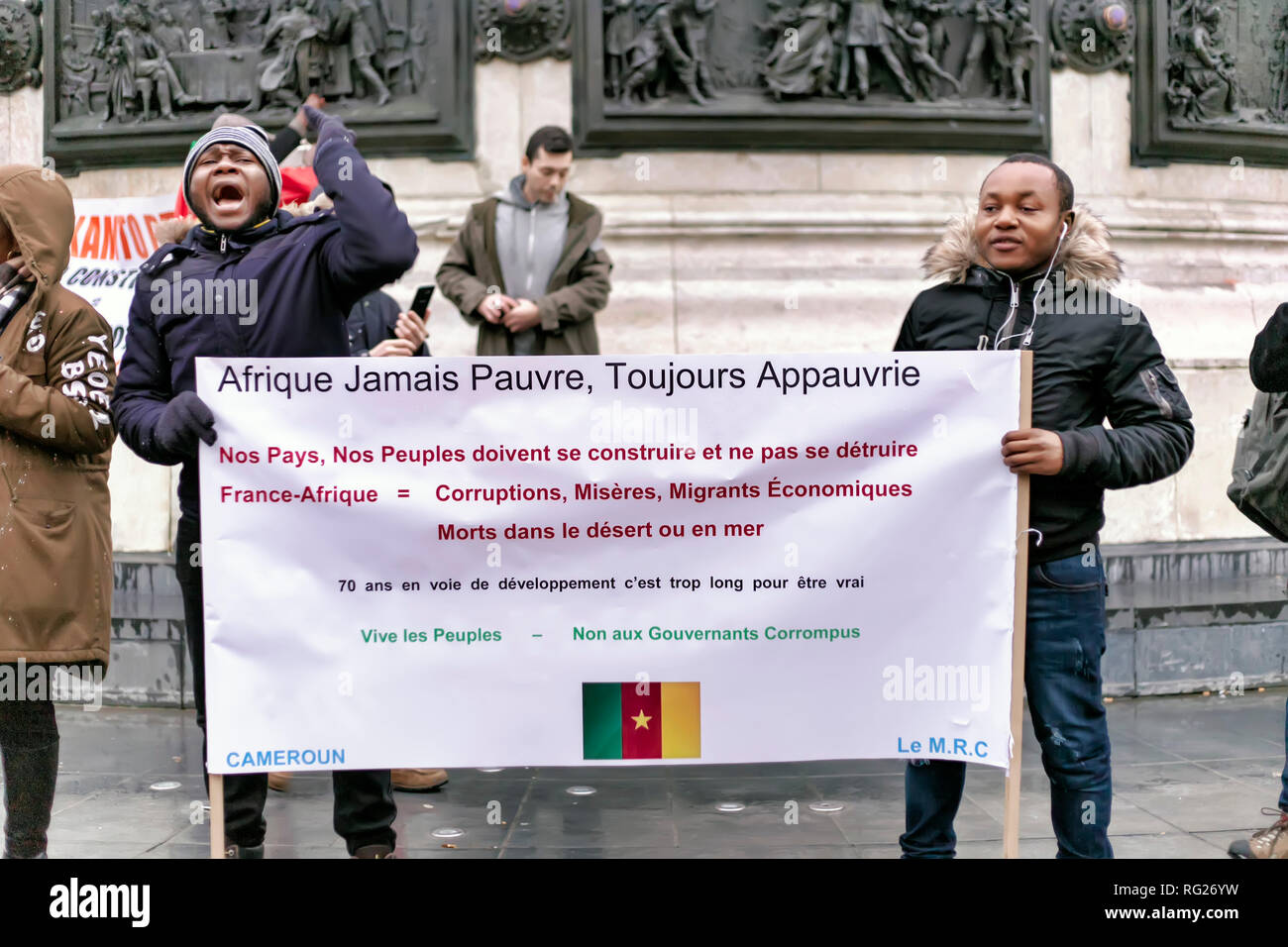 Paris, Frankreich. 26 Jan, 2019. Rallye des Regimes von Paul Biya in Kamerun am 26. Januar 2019 zu protestieren auf dem Place de la Republique, Paris, Frankreich. Quelle: Bernard Menigault/Alamy leben Nachrichten Stockfoto