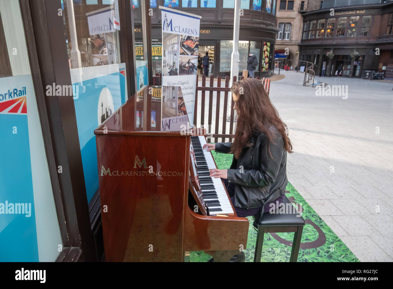 Glasgow, Schottland, Großbritannien. 27. Januar, 2019. Mya Brown ein 16 Jahre alte Musiker spielt Klavier, die auf die bahnhofshalle Hauptbahnhof steht und singt das Lied Kriechen durch die Rockband Radiohead. Credit: Skully/Alamy leben Nachrichten Stockfoto