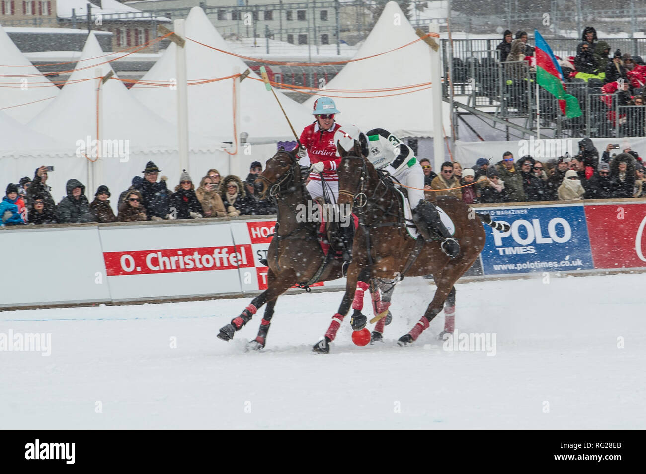 St. Moritz, Schweiz. b 27. Januar 2019. Snow Polo World Cup Platz 3 übereinstimmen, Aserbaidschan, Land des Feuers versus Cartier; TC gewähren Ganzi von Cartier Team konkurriert für die Kugel mit Adrian Laplacette jr von Aserbaidschan, Land des Feuers Team Credit: Aktion Plus Sport Bilder/Alamy leben Nachrichten Stockfoto