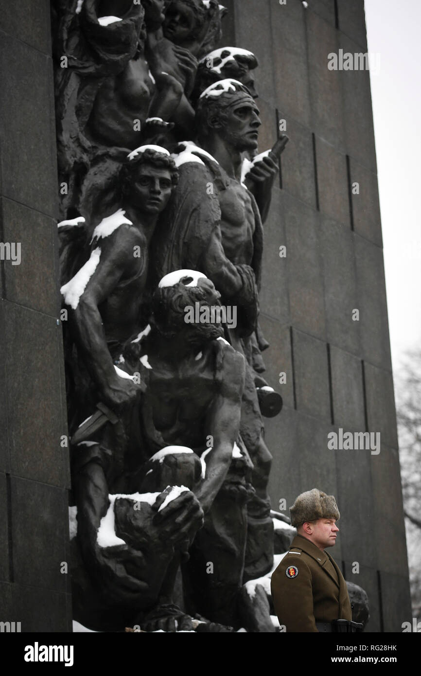 Warschau, Polen. 27 Jan, 2019. Ist ein Soldat während des Holocaust Gedenktag gedenken Service im Ghetto Heroes Monument, das sich in Warschau, Polen, Jan. 27, 2019 gesehen. Dieser Sonntag markiert den 74. Jahrestag der Befreiung der Konzentrationslager Auschwitz-Birkenau, in denen über 1,1 Millionen Menschen, die während der NS-Besatzung in Polen ausgerottet wurden. Im Jahr 2005 hat die UN-Generalversammlung am 27. Januar 2006, dem Jahrestag der Befreiung von Auschwitz-Birkenau, als internationale Holocaust Gedenktag. Credit: Jaap Arriens/Xinhua/Alamy leben Nachrichten Stockfoto