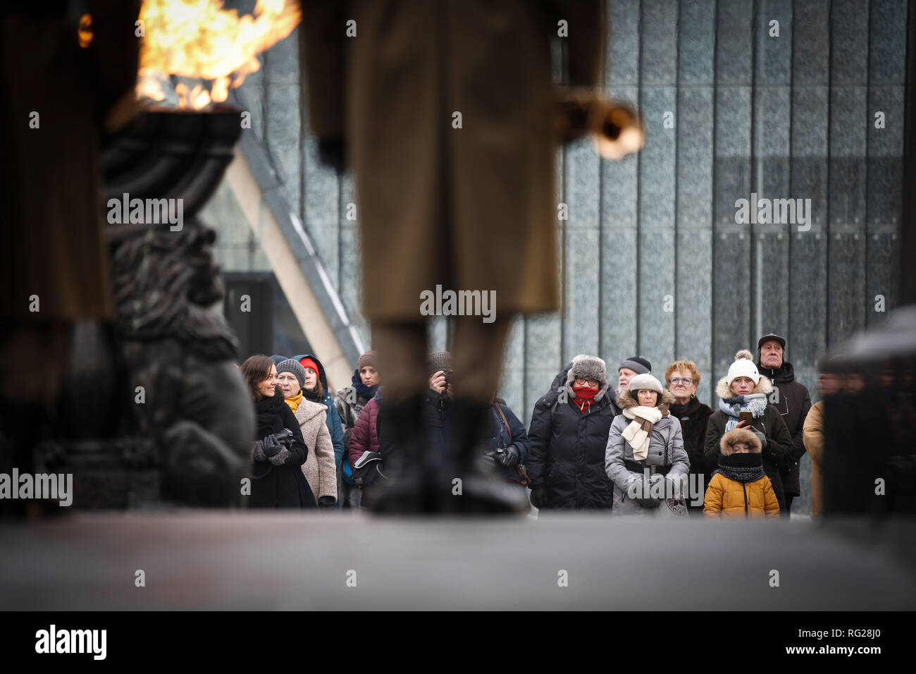 Warschau, Polen. 27 Jan, 2019. Würdenträger und Gäste sind während des Holocaust Gedenktag gedenken Service im Ghetto Heroes Monument, das sich in Warschau, Polen, Jan. 27, 2019 gesehen. Dieser Sonntag markiert den 74. Jahrestag der Befreiung der Konzentrationslager Auschwitz-Birkenau, in denen über 1,1 Millionen Menschen, die während der NS-Besatzung in Polen ausgerottet wurden. Im Jahr 2005 hat die UN-Generalversammlung am 27. Januar 2006, dem Jahrestag der Befreiung von Auschwitz-Birkenau, als internationale Holocaust Gedenktag. Credit: Jaap Arriens/Xinhua/Alamy leben Nachrichten Stockfoto