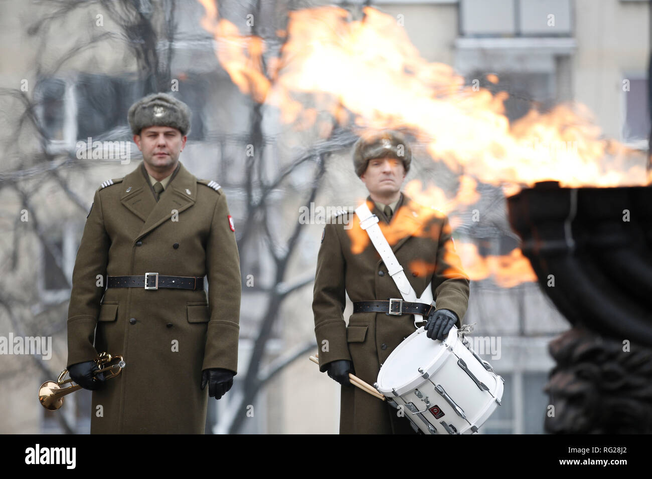 Warschau, Polen. 27 Jan, 2019. Soldaten sind während des Holocaust Gedenktag gedenken Service im Ghetto Heroes Monument, das sich in Warschau, Polen, Jan. 27, 2019 gesehen. Dieser Sonntag markiert den 74. Jahrestag der Befreiung der Konzentrationslager Auschwitz-Birkenau, in denen über 1,1 Millionen Menschen, die während der NS-Besatzung in Polen ausgerottet wurden. Im Jahr 2005 hat die UN-Generalversammlung am 27. Januar 2006, dem Jahrestag der Befreiung von Auschwitz-Birkenau, als internationale Holocaust Gedenktag. Credit: Jaap Arriens/Xinhua/Alamy leben Nachrichten Stockfoto