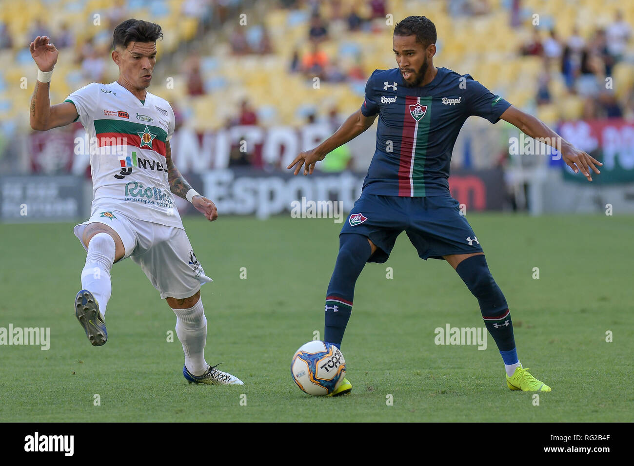 RJ - Rio de Janeiro - 01/27/2019 - Carioca 2019, Fluminense gegen Portuguesa - everaldo Fluminense player Streit mit portugiesischen Spieler Diguinho während Spiel im Maracana-stadion für die Carioca 2019 Meisterschaft Foto: Thiago Ribeiro/AGIF Stockfoto